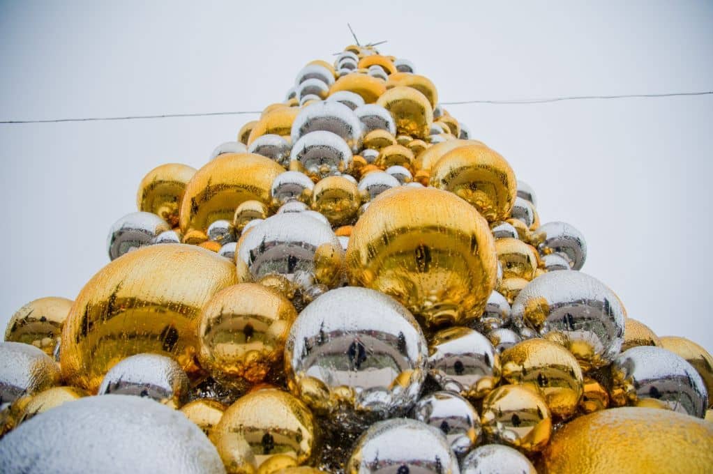 12 метровая ёлка из золотых и серебряных шаров